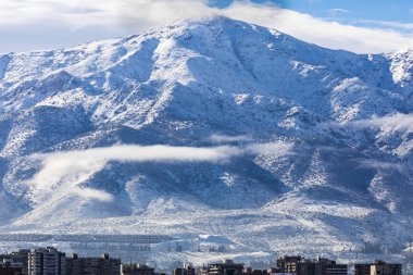 Merkezi And dağları ve bulutlu bir günde inanılmaz karlı engebeli manzara, bir awe açık kış arka plan sahne snowcapped zirveleri