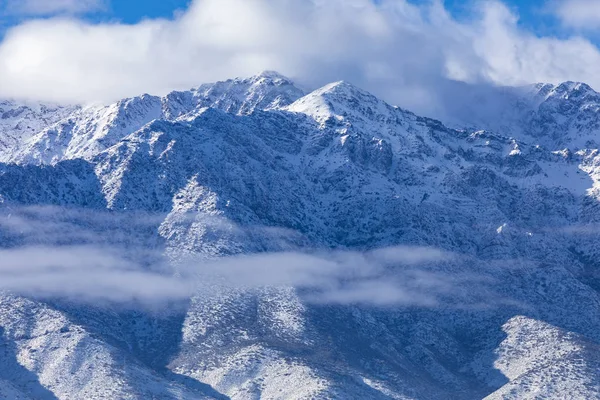 Snowcapped Szczyty Centralnych Andach Niesamowite Snowy Chropowaty Krajobraz Pochmurny Dzień — Zdjęcie stockowe