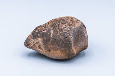 Arka planda göktaşı parçası