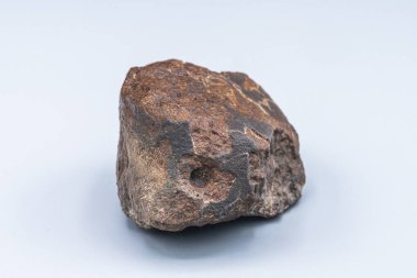 Arka planda göktaşı parçası