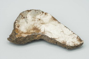 Arka planda göktaşı parçası