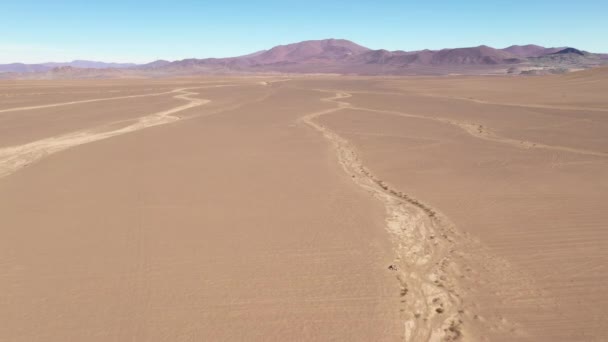 阿塔卡马沙漠的空中原始镜头视图一个惊人的崎岖的火山景观 — 图库视频影像