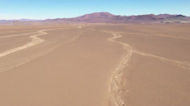 Atacama Çölü'nün havadan ham görüntüleri inanılmaz bir engebeli volkanik manzara