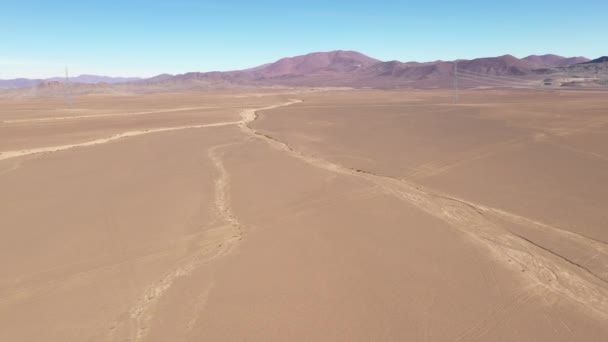 Luftaufnahme Der Atacama Wüste Einer Atemberaubenden Zerklüfteten Vulkanlandschaft — Stockvideo