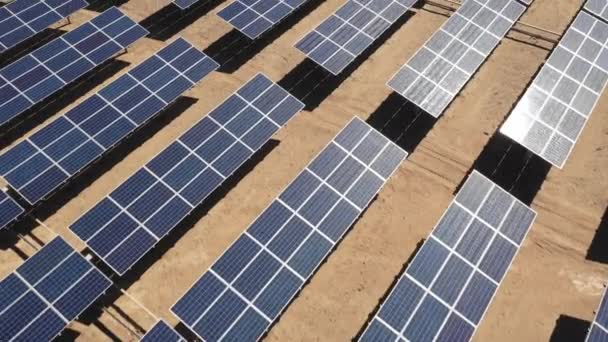 Güneş Enerjisi Modüllerinin Havadan Görünümü — Stok video