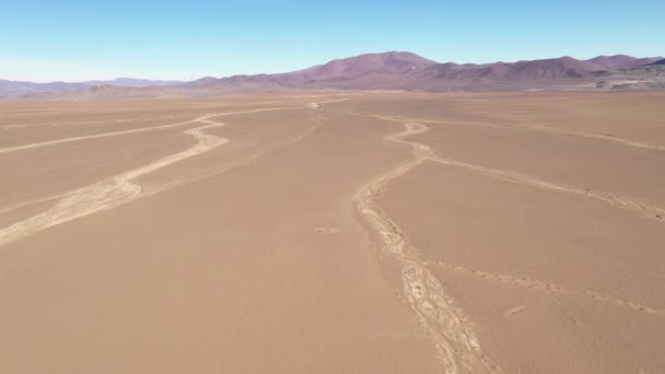 Luftaufnahme Der Atacama Wüste Einer Atemberaubenden Zerklüfteten Vulkanlandschaft — Stockvideo