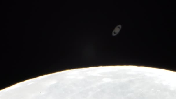 Maan Covers Saturnus Planeet — Stockvideo