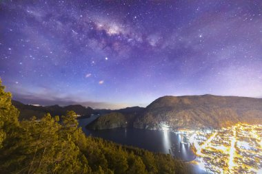 San Martn de los Andes dağ kasabasının manzarası Andes dağları ile çevrili geceleri Lacar Gölü kıyısında. 