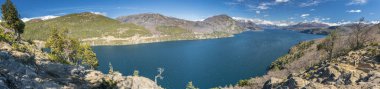 Güney Amerika, Patagonya dağları arasındaki gölün resimsel görüntüsü