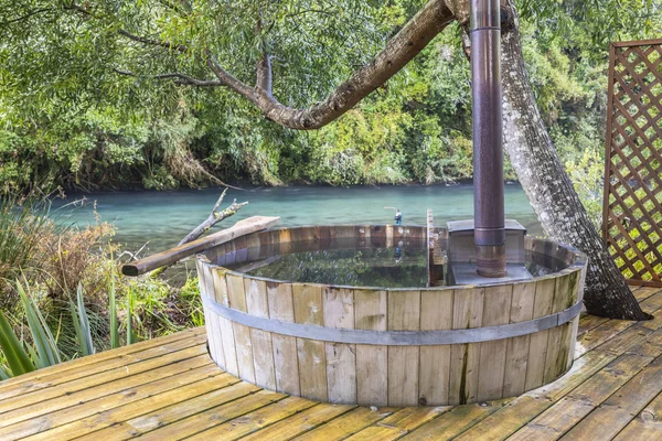 Fantasie Grüne Landschaft Mit Hölzernem Whirlpool Der Nähe Des Flusses — Stockfoto