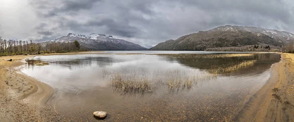 Vue Pittoresque Sur Lac Parmi Les Montagnes Automne Patagonie Amérique Images De Stock Libres De Droits