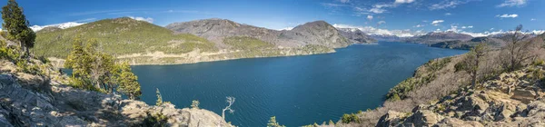 パタゴニア 南アメリカの山々の間の湖の絵のような景色 ロイヤリティフリーのストック写真