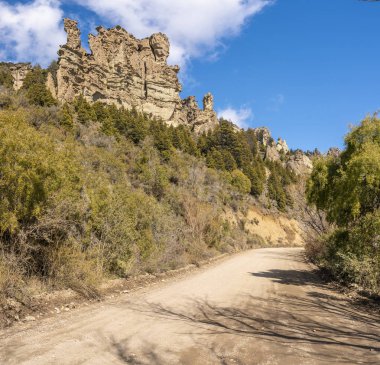 Dağın tepesindeki yol.