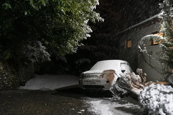 Gammal Bil Nära Hus Utkanten Gatan Bariloche Stad Vintern Snöstorm — Stockfoto