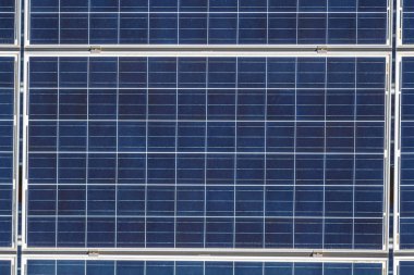 Beyaz çizgileri olan mavi güneş panellerini kapat