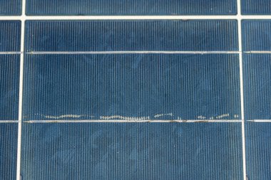 Beyaz çizgileri olan mavi güneş panellerini kapat