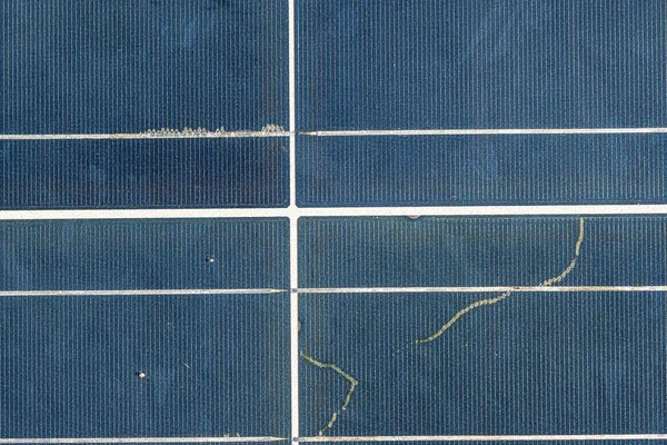 带有白线的蓝色太阳能电池板的闭合 — 图库照片