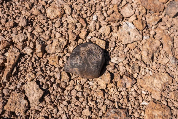 Stein Auf Rissigem Boden Sonnigen Tagen Blick Von Oben — Stockfoto