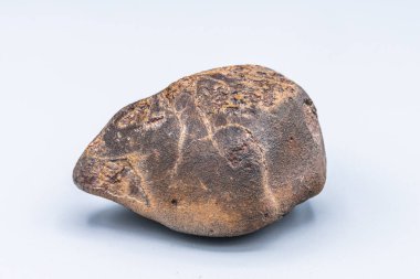 Arka planda göktaşı parçası