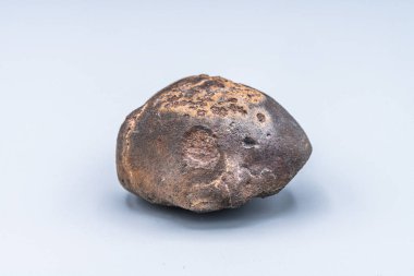 Arka planda göktaşı parçası