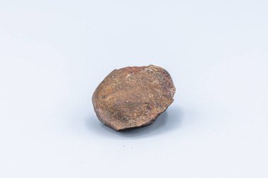Arka planda göktaşı parçası