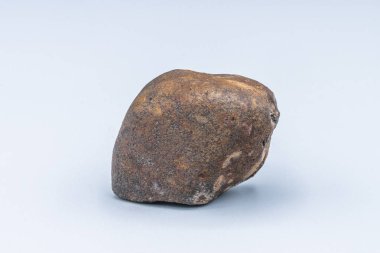 Arka planda göktaşı parçası