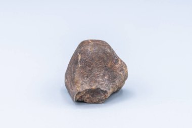 Arka planda göktaşı parçası