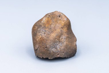 Arka planda göktaşı parçası