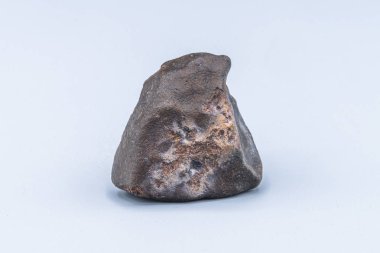 Arka planda göktaşı parçası