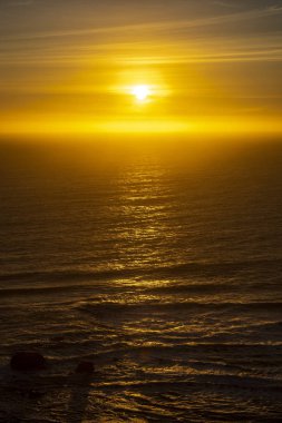 Matanzas sahilinde huzurlu bir manzara, Pasifik Okyanusu 'ndan gelen dalgalar alacakaranlık sırasında karamsar bir gökyüzü tarafından aydınlatılıyor..