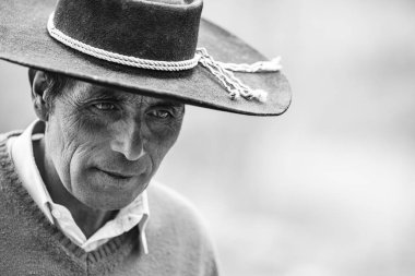 Şehir: El Volcan, Santiago Ülke: And Dağları 'ndaki Cajon del Maipo vadisi içindeki El Volkan köyünde Şili 8 Ekim 2019 Madenciler Günü kutlamaları. Kutlama sırasında mutlu gerçek insanlar portreleri.