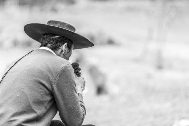 Şehir: El Volcan, Santiago Ülke: And Dağları 'ndaki Cajon del Maipo vadisi içindeki El Volkan köyünde Şili 8 Ekim 2019 Madenciler Günü kutlamaları. Kutlama sırasında mutlu gerçek insanlar portreleri.