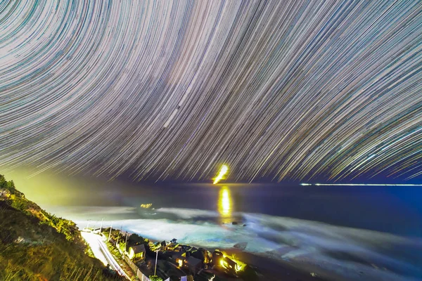 Noyau Galactique Voie Lactée Traversant Ciel Sur Bain Remous Bois — Photo