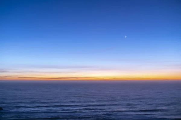 在马坦萨斯海滩上 一片田园诗般的风景 来自太平洋的波浪在暮色的天空中闪烁着柔和的光芒 — 图库照片