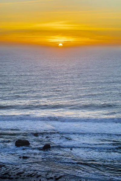 Сценарий Пляже Маттео Волны Приходящие Тихого Океана Освещенные Капризным Небом — стоковое фото