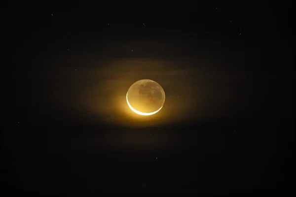 南半球から見るように三日月をワックス 宇宙からの隕石のクレーターでいっぱいの月の粗い表面を驚かせ 衛星をクラッシュさせる月は畏敬の念を抱かせる救済 — ストック写真