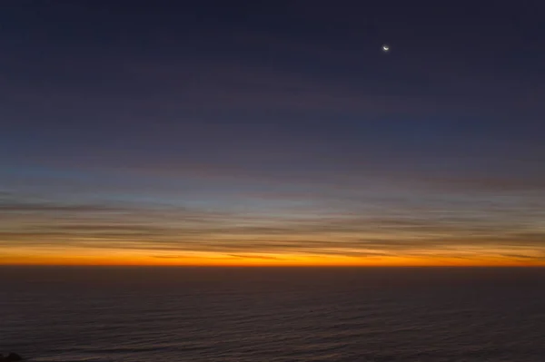 夕阳西下的天空和面对太平洋的海滩 — 图库照片