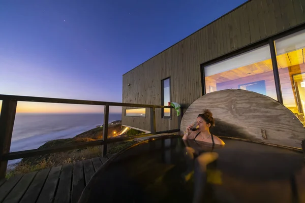 Femme Prenant Bain Dans Bain Remous Bois Avec Vue Imprenable Image En Vente