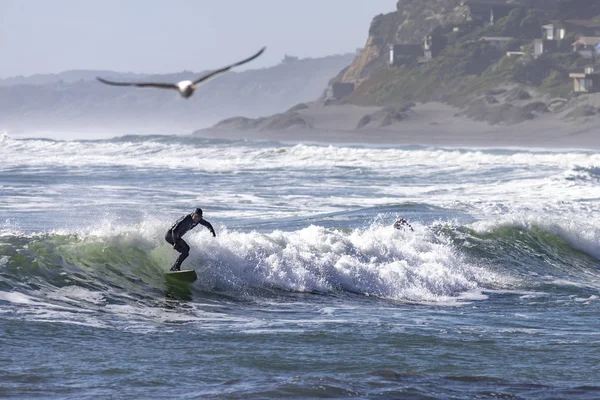 Surfeur Chevauchant Une Grosse Vague Dans Océan Pacifique Images De Stock Libres De Droits