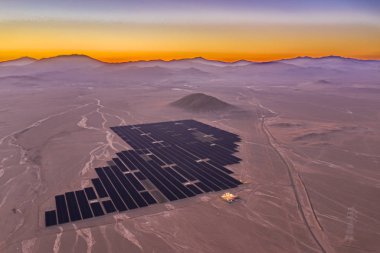Atacama çöl kumları üzerinde bir Güneş Enerjisi Santrali Havadan drone görünümü, Şili. Dünyanın en kurak çölünde Güneş Enerjisi ile güneşten sürdürülebilirlik ve yeşil enerji: Atacama