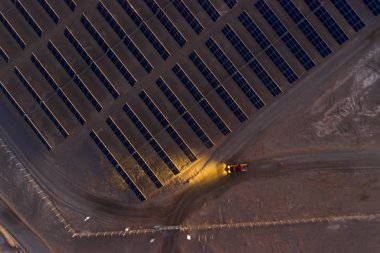 Atacama çöl kumları üzerinde bir Güneş Enerjisi Santrali Havadan drone görünümü, Şili. Dünyanın en kurak çölünde Güneş Enerjisi ile güneşten sürdürülebilirlik ve yeşil enerji: Atacama