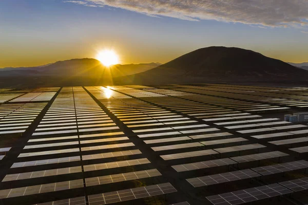 チリのアタカマ砂漠の砂の上の太陽エネルギー発電所の空中ドローンビュー 世界で最も乾燥した砂漠の太陽エネルギーと太陽からの持続可能性とグリーンエネルギー アタカマ — ストック写真