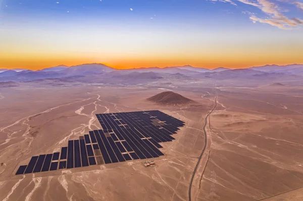 Atacama Çöl Kumları Üzerinde Bir Güneş Enerjisi Santrali Havadan Drone — Stok fotoğraf