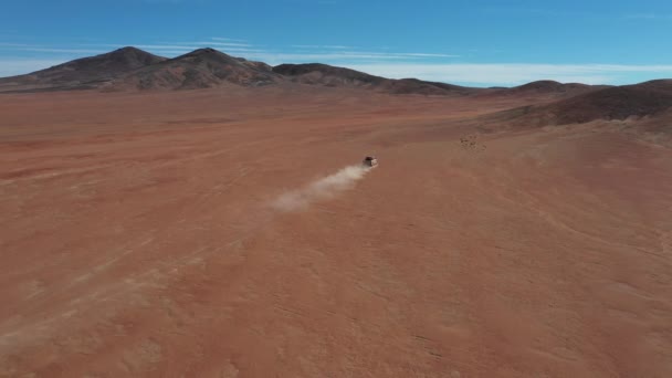 阿塔卡马沙漠的空中原始镜头视图一个惊人的崎岖的火山景观 — 图库视频影像