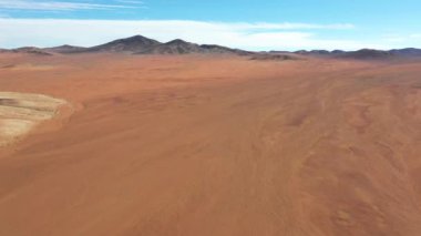 Atacama Çölü'nün havadan ham görüntüleri inanılmaz kum oluşumları, lav akıntıları, Volkanlar, Licancabur gibi inanılmaz engebeli volkanik manzara ve Dünya'daki jeolojik hatalar, dehşet verici bir manzara