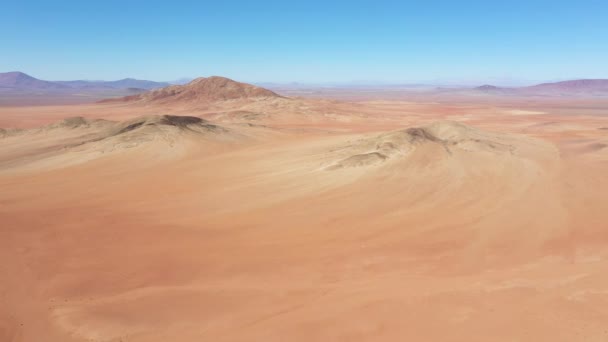 阿塔卡马沙漠的空中原始镜头视图 一个惊人的崎岖的火山景观与令人难以置信的沙层 熔岩流 像利坎卡布尔 和地质断层在地球上 一个令人惊叹的风景 — 图库视频影像