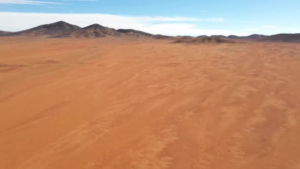 アタカマ砂漠の空中生映像ビュー 信じられないほどの砂の形成 溶岩の流れ リカンキャバーのような火山 地球上の地質学的断層 畏敬の念を持つ素晴らしい険しい火山風景 — ストック動画