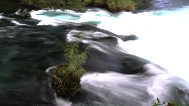 Águas Brancas Selvagens Rio Caburgua Fluindo Para Baixo Pulando Cachoeira — Vídeo de Stock