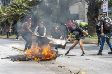 Santiago sokaklarında insanlar barikat kuruyor. Santiago de Chile şehrinde ayaklanmalar. Ordu 