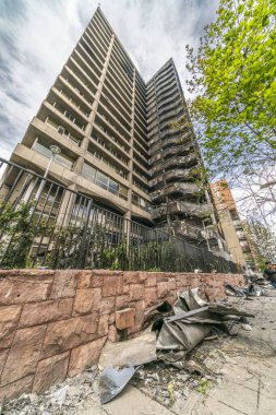 Santiago sokaklarında Enel ofis binası gibi yağmalanmış ve yakılmış binalar. Bu günlerde Santiago de Chile şehrinde ayaklanmalar var. Alameda Caddesi 'nde bir banka yanmıştı. Yer: Santiago de Chile Ülke: Şili Tarihi: 19 / 10 / 2019